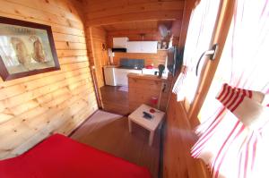 an overhead view of a kitchen in a log cabin at Bungalow charmant à Vincendo, St-Joseph avec piscine partagée in Saint-Joseph