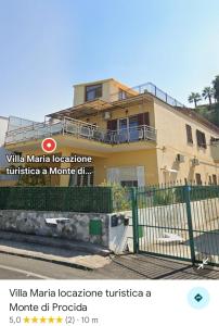 モンテ・ディ・プローチダにあるVilla Maria - Suiteの前に看板がある家
