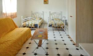 MeynesにあるVilla charmante à Meynes avec piscine privéeのリビングルーム(ベッド2台、コーヒーテーブル付)