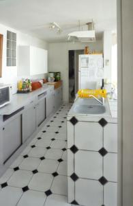 MeynesにあるVilla charmante à Meynes avec piscine privéeの黒と白のタイルフロアのキッチン