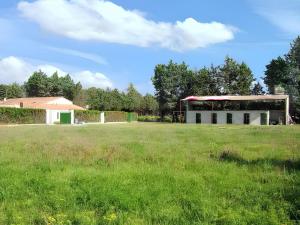 MeynesにあるVilla charmante à Meynes avec piscine privéeの背景の大畑