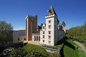 un gran castillo blanco con una torre en una colina en Duplex villa 2, en Pau