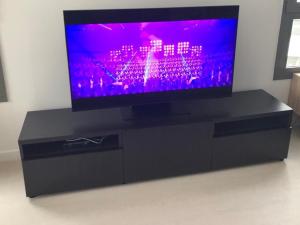 TV de pantalla plana en la parte superior de un armario en Magellan, en Colombes