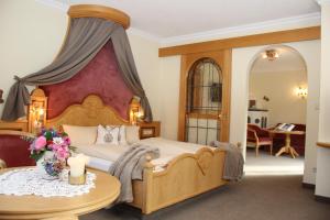 Postel nebo postele na pokoji v ubytování Hotel Neuwirt + 37 fotografií