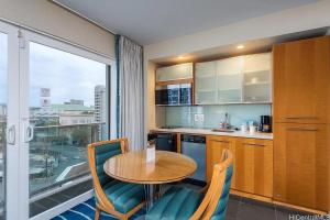 Kuchyň nebo kuchyňský kout v ubytování Stunning Ala Moana 1BR W Balcony & Mountain City Views 0626