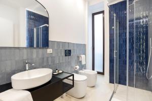 łazienka z umywalką, toaletą i prysznicem w obiekcie Zanna Rooms w Katanii