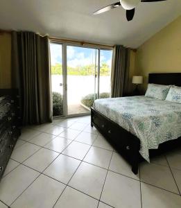 Postel nebo postele na pokoji v ubytování Beach Living at Island Pine Villas BLF