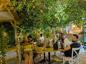 Asiakkaita majoituspaikassa Litost Cafe
