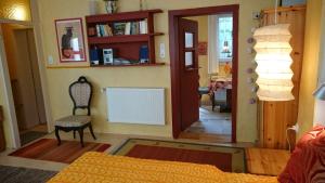 een kamer met een bed, een stoel en een tafel bij Ottos Ferienwohnung Goslar in Goslar