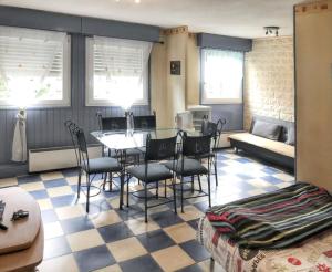 a living room with a table and chairs and a couch at Appartement confortable Metz 51m² + Parking in Metz