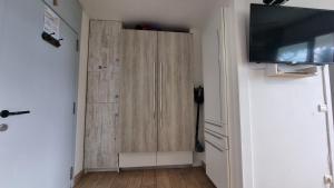 TV a/nebo společenská místnost v ubytování Superbe Studio Laya vue mer