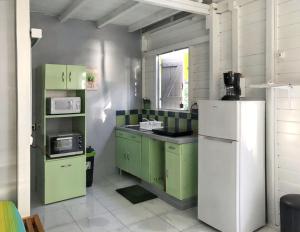 Kuchyň nebo kuchyňský kout v ubytování Appartement cosy au Carbet avec balcon et vue sur mer - 70 m²