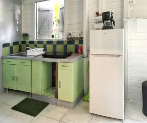 Kuchyň nebo kuchyňský kout v ubytování Appartement cosy au Carbet avec balcon et vue sur mer - 70 m²