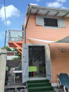 Balkón nebo terasa v ubytování Appartement cosy au Carbet avec balcon et vue sur mer - 70 m²