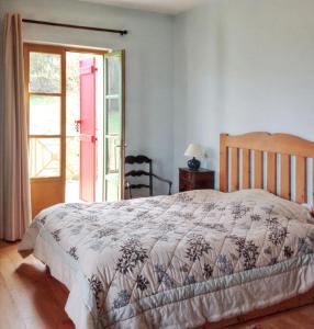 ein Schlafzimmer mit einem großen Bett und einem Fenster in der Unterkunft Grande Villa à Villeneuve-sur-Lot avec Piscine Privée in Villeneuve-sur-Lot + 13 Fotos