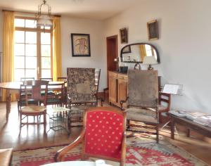 ein Wohnzimmer mit Tisch und Stühlen in der Unterkunft Grande Villa à Villeneuve-sur-Lot avec Piscine Privée in Villeneuve-sur-Lot