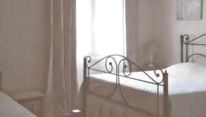 a bedroom with a bed and a window at Charmante villa à Dauphin avec piscine privée et jardin in Dauphin +14 photos