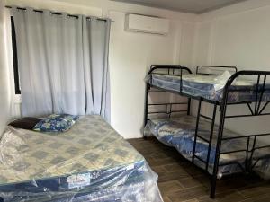 ein Zimmer mit zwei Etagenbetten und einem Fenster in der Unterkunft Casa playa vacaciones in Santa Cruz