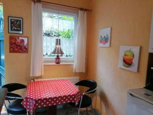 een kamer met een tafel, stoelen en een raam bij Ottos Ferienwohnung Goslar in Goslar