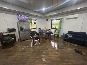 ein Wohnzimmer mit Sofa und Tisch in der Unterkunft Casa playa vacaciones in Santa Cruz