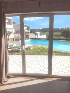 RequiãoにあるCharming House in Requião with Shared Poolの窓からスイミングプールの景色を望めます。 +8枚の写真