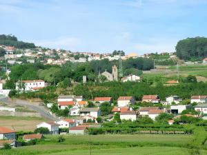 RequiãoにあるCharming House in Requião with Shared Poolの小さな町家の丘