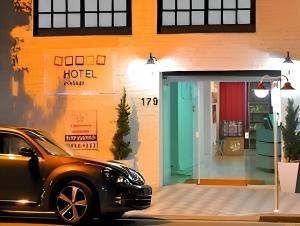 un coche aparcado frente a la entrada del hotel en Hotel Vintage SP, en São Paulo