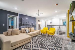 Uma área de estar em In-Home Arcade, Themed Bedrooms, Resort Lazy River