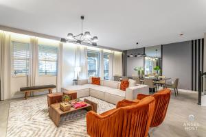 Uma área de estar em In-Home Arcade, Themed Bedrooms, Resort Lazy River mais 37 fotos