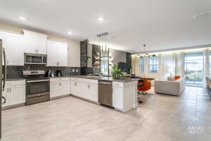 A cozinha ou cozinha compacta de In-Home Arcade, Themed Bedrooms, Resort Lazy River