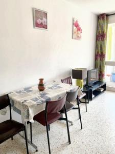 ein Esszimmer mit einem Tisch und einigen Stühlen in der Unterkunft Studio charmant & lumineux à La Grande-Motte - 22 m² + Balcon in La Grande-Motte + 4 Fotos