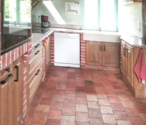 Kuchyňa alebo kuchynka v ubytovaní Maison familiale avec jardin à Clarbec, 120 m², jeux pour enfants