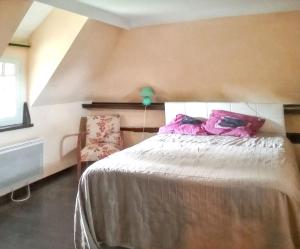 Posteľ alebo postele v izbe v ubytovaní Maison familiale avec jardin à Clarbec, 120 m², jeux pour enfants