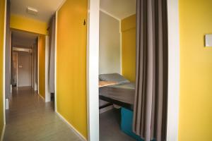 Ein Bett oder Betten in einem Zimmer der Unterkunft Stamps Backpackers