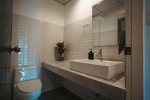 ein Badezimmer mit Waschbecken und Toilette in der Unterkunft Stamps Backpackers in Chiang Mai