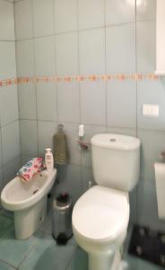 Un baño con un inodoro blanco y un lavabo. en Cozy apartment in San Sebastián, 44 m² with sea view, en San Sebastián de la Gomera 5 fotos más