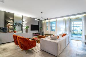 Uma TV ou centro de entretenimento em In-Home Arcade, Themed Bedrooms, Resort Lazy River