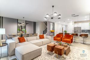 Uma área de estar em In-Home Arcade, Themed Bedrooms, Resort Lazy River