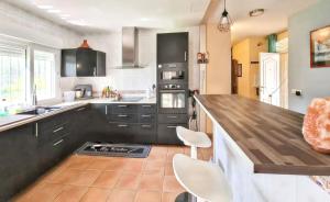 Kuchyňa alebo kuchynka v ubytovaní Sunny villa with private pool in Chiclana de la Frontera