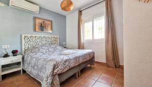 Posteľ alebo postele v izbe v ubytovaní Sunny villa with private pool in Chiclana de la Frontera + 30 fotografií