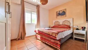 Posteľ alebo postele v izbe v ubytovaní Sunny villa with private pool in Chiclana de la Frontera