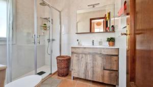 Kúpeľňa v ubytovaní Sunny villa with private pool in Chiclana de la Frontera