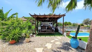 Bazén v ubytovaní Sunny villa with private pool in Chiclana de la Frontera alebo v jeho blízkosti