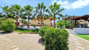 Vonkajšia záhrada v ubytovaní Sunny villa with private pool in Chiclana de la Frontera