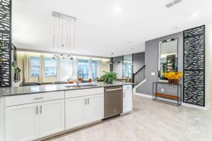 A cozinha ou cozinha compacta de In-Home Arcade, Themed Bedrooms, Resort Lazy River