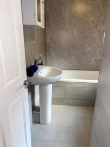 un baño con lavabo y bañera en Charming 2BR House in the Heart of Colwyn Bay, en Colwyn Bay