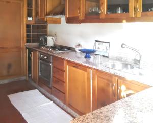 una cucina con mobili in legno e un piano di lavoro di Elegant Villa with Panoramic Views in Caniçada a Caniçada