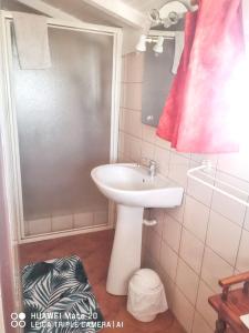 Appartement confortable avec vue sur mer à Deshaies, 48 m² في ديساي: حمام مع حوض ودش +8 صور