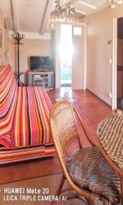 Appartement confortable avec vue sur mer à Deshaies, 48 m² في ديساي: غرفة معيشة مع أريكة وأثاث من الخيزران