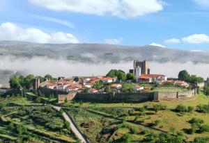 una città su una collina con un castello di Elegant Villa with Panoramic Views in Caniçada a Caniçada Altre 15 foto
